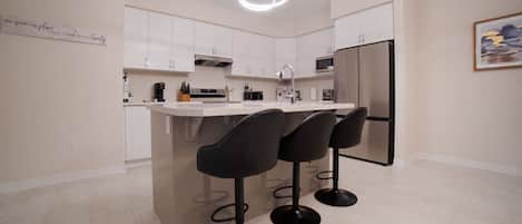 Wasserkocher mit Kaffee-/Teezubehör, Kühlschrank, Mikrowelle, Ofen