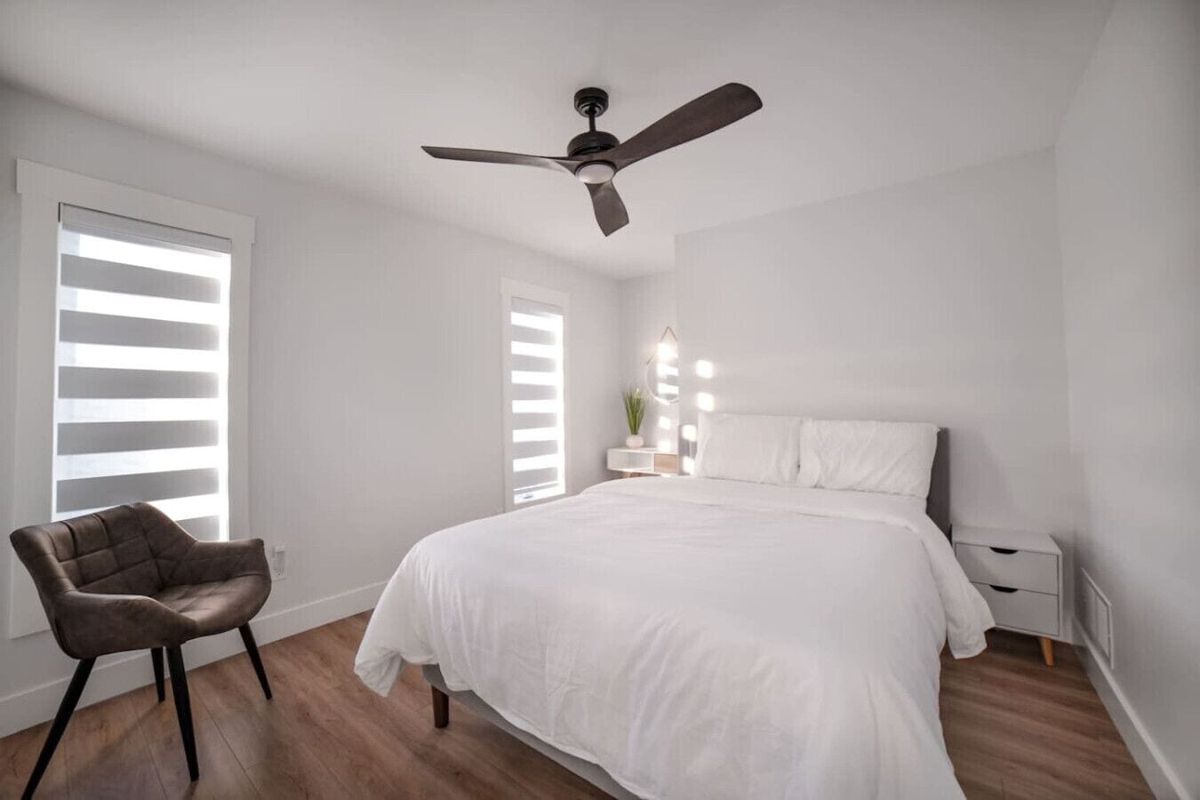 Desk, WiFi, bed sheets