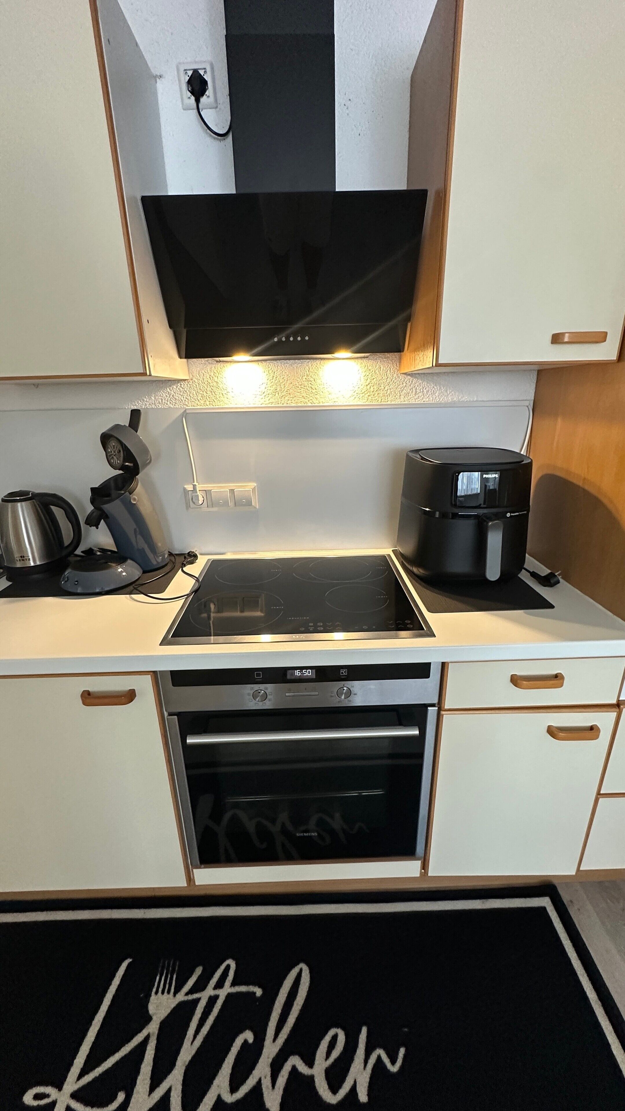 Kaffe- och tebryggare, kylskåp, ugn och spishäll