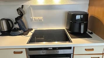 Kaffe- och tebryggare, kylskåp, ugn och spishäll