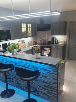 Private kitchen - Air-conditioned room in a country house (Saint-Denis-Lanneray)