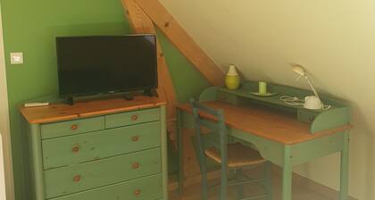 Chambre climatisée dans maison à la campagne