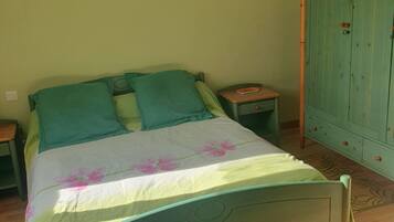 Iron/ironing board, WiFi, bed sheets