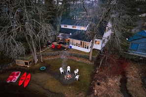 A house with a deck, a fire pit, and outdoor seating. - Muskoka Waterfront Cottage - HOT TUB & SAUNA (Bala)