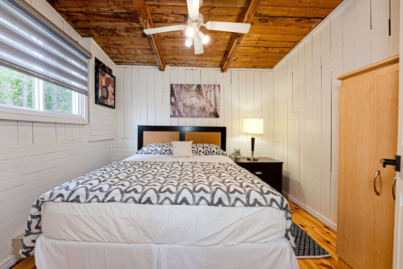 Desk, WiFi, bed sheets