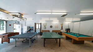 Ett rum för avkoppling och nöje med bordtennisbord, ett fotbollsspel och ett biljardbord.