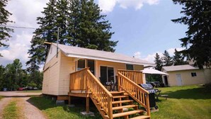 A small wooden cabin with a porch and a staircase. - Beachfront Cabin #5- Maijac Resort & Marina (Burk`s Falls)