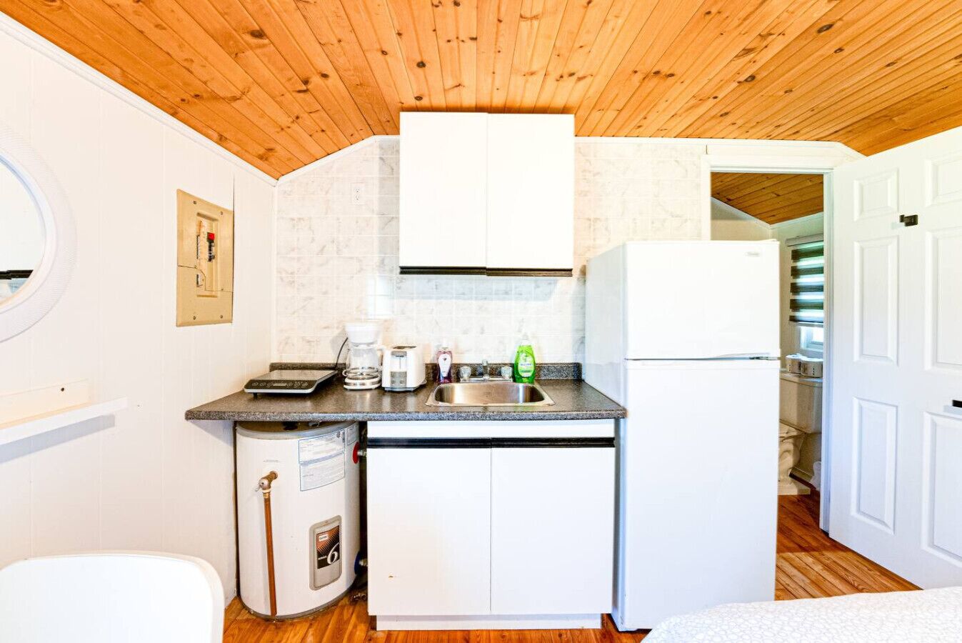 Coffee/tea maker, fridge, microwave, stovetop