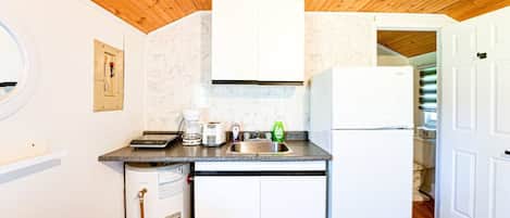 Cafetera y tetera, refrigerador, microondas y parrilla de estufa