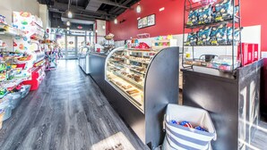 Gift shop - 🏖️Gulf Views-5 Pools-Laketown Wharf 1817🏖️ (Panama City Beach)