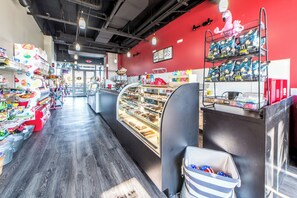 Gift shop - 🏖️Gulf Views-5 Pools-Laketown Wharf 1817🏖️ (Panama City Beach)