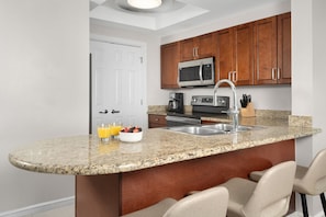 Coffee/tea maker, fridge, microwave, oven - Dream Florida Escape in Fort Lauderdale! (Fort Lauderdale)