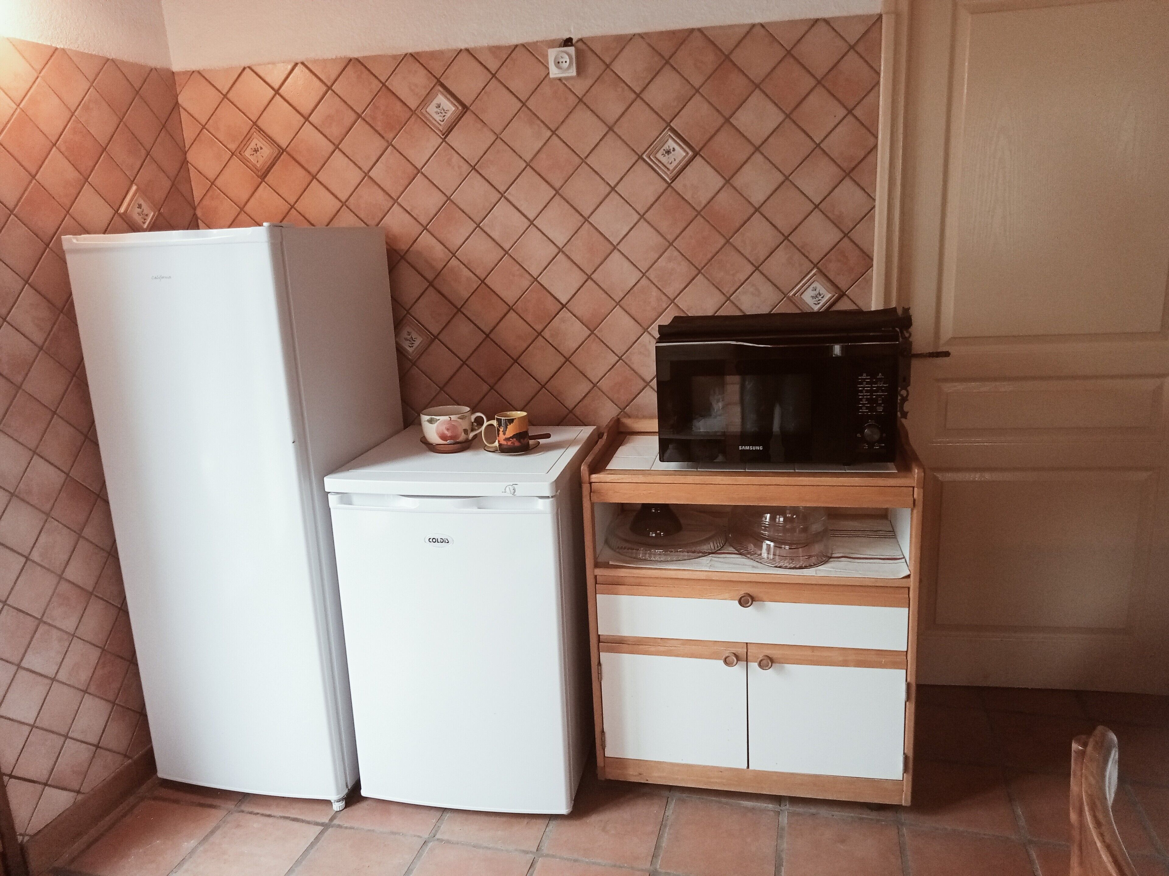 Cafetière/bouilloire, réfrigérateur, micro-ondes, plaque de cuisson