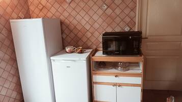 Cafetière/bouilloire, réfrigérateur, micro-ondes, plaque de cuisson