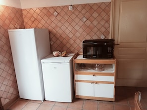 Private kitchen - Apartment 'Gîte Gaia' with Mountain View, Private Terrace and Wi-Fi (Bugarach)