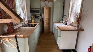Fridge, oven, stovetop, electric kettle