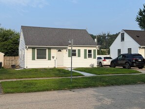 Exterior - VIP Suite—2BR/1 BA House Near Mayo Clinic Hospital (Rochester)