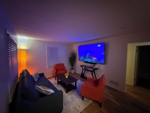 Living area - VIP Suite—2BR/1 BA House Near Mayo Clinic Hospital (Rochester)