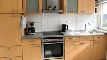 Cafetera y tetera, refrigerador, parrilla de estufa y tetera eléctrica