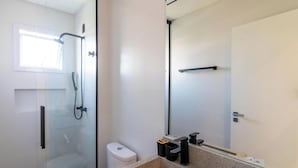 A modern bathroom with a glass shower enclosure, a toilet, and a sink with a mirror. - Apartment in Condominium Near the Beach Pmr0501 (Porto Belo)