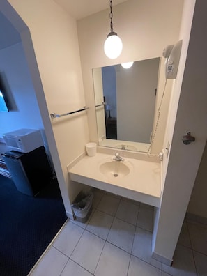 Double Room | Bathroom - D-Lux budget Inn (Lemont)