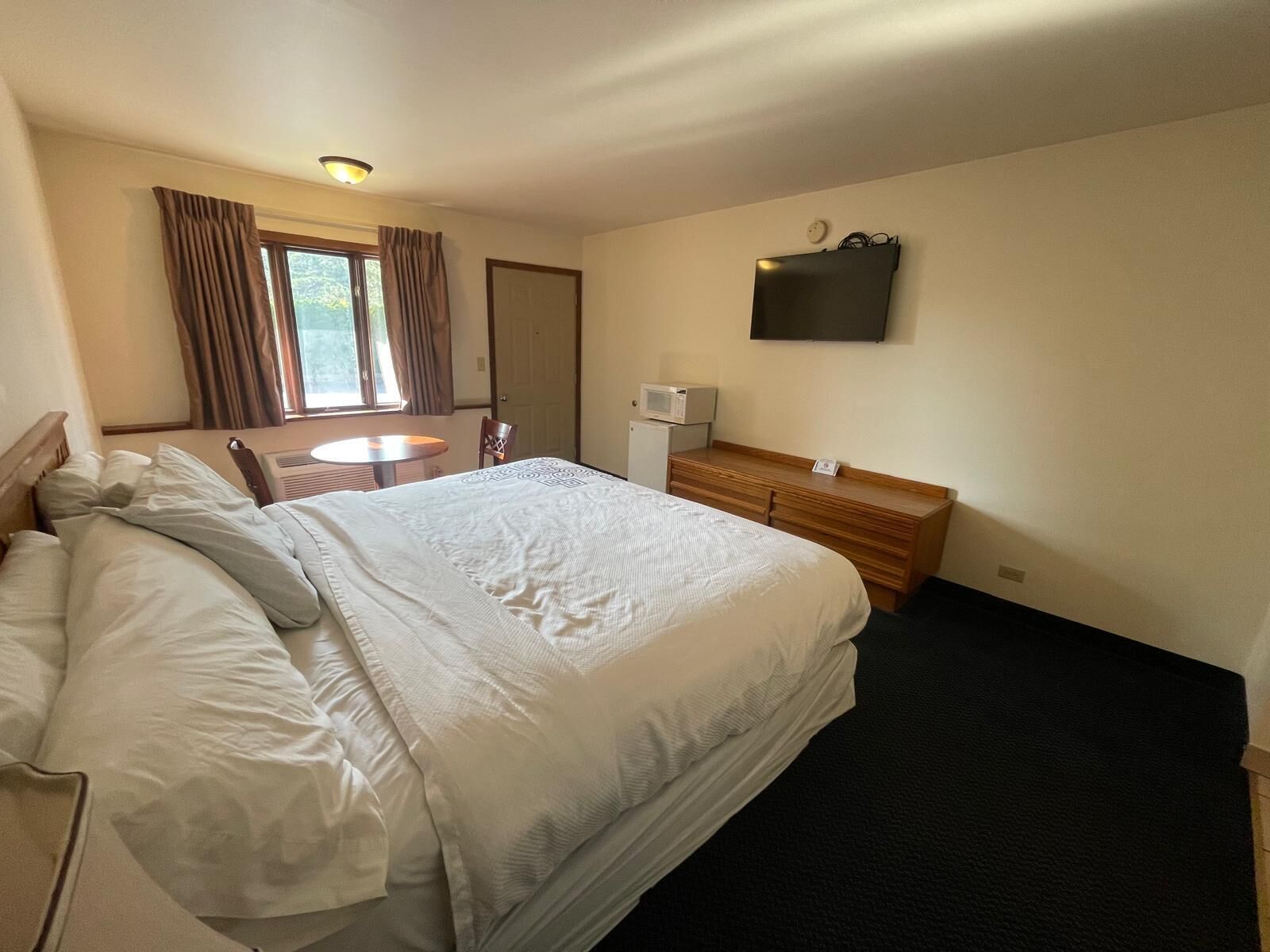 WiFi (free), bed sheets
