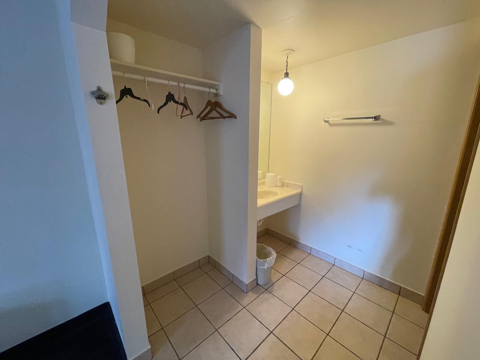 Habitación doble | Baño | Tina con regadera, secadora de cabello, toallas, jabón 