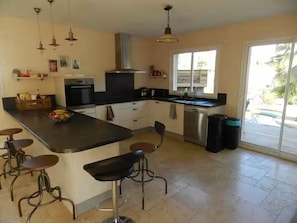 Private kitchen - Family Home - Peaceful, with a Pool and Surrounded by Nature, 4 km from the Sea (Fréjus)