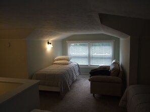 Iron/ironing board, WiFi, bed sheets - Erie Haven is a 2-bedroom bungalow in Vermilion just minutes from downtown (Vermilion)