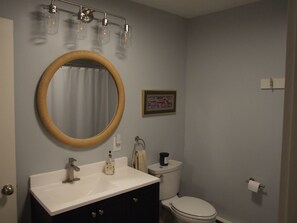 Hair dryer, towels, soap, toilet paper - Erie Haven is a 2-bedroom bungalow in Vermilion just minutes from downtown (Vermilion)