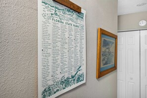 Une carte des parcs d’État de Floride, fixée au mur, avec une liste des parcs et des attractions.