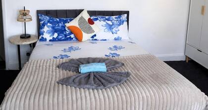 2-bed House, Sleeps 4 With Parking & Garden