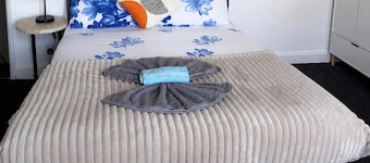 2-bed House, Sleeps 4 With Parking & Garden