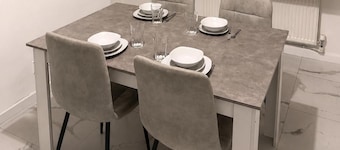 2-bed House, Sleeps 4 With Parking & Garden
