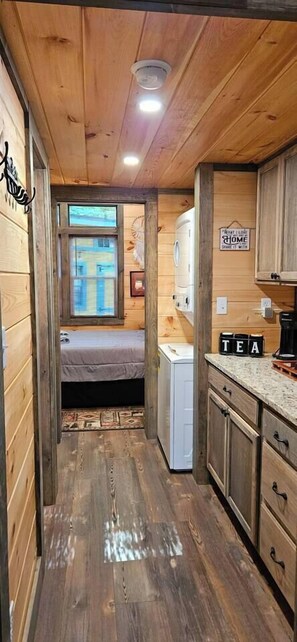Desk, WiFi, bed sheets - Amazing Mountain View Tiny House (Hayesville)