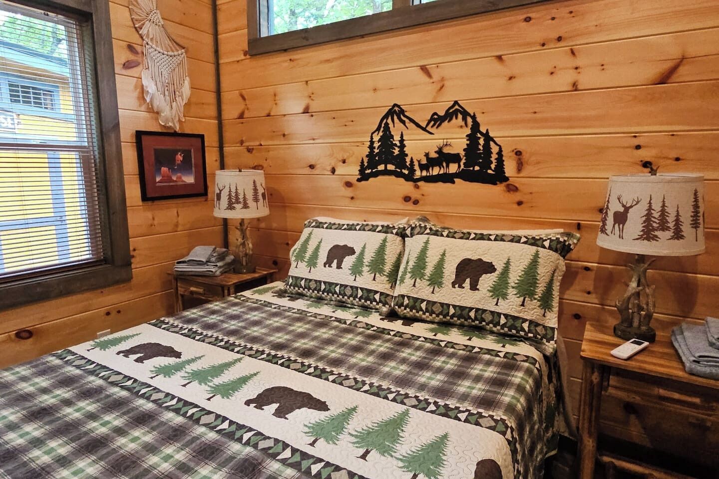 Desk, WiFi, bed sheets