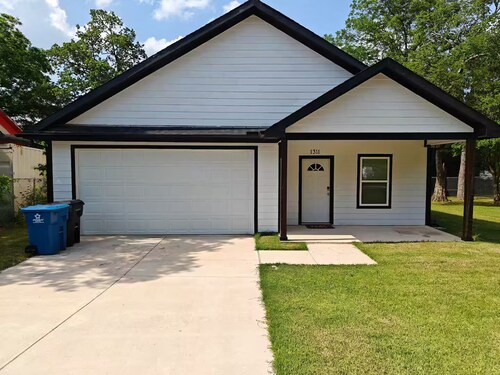 Newly Built Denison White House Stay - EV Ch