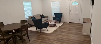Newly Built Denison White House Stay - EV Ch