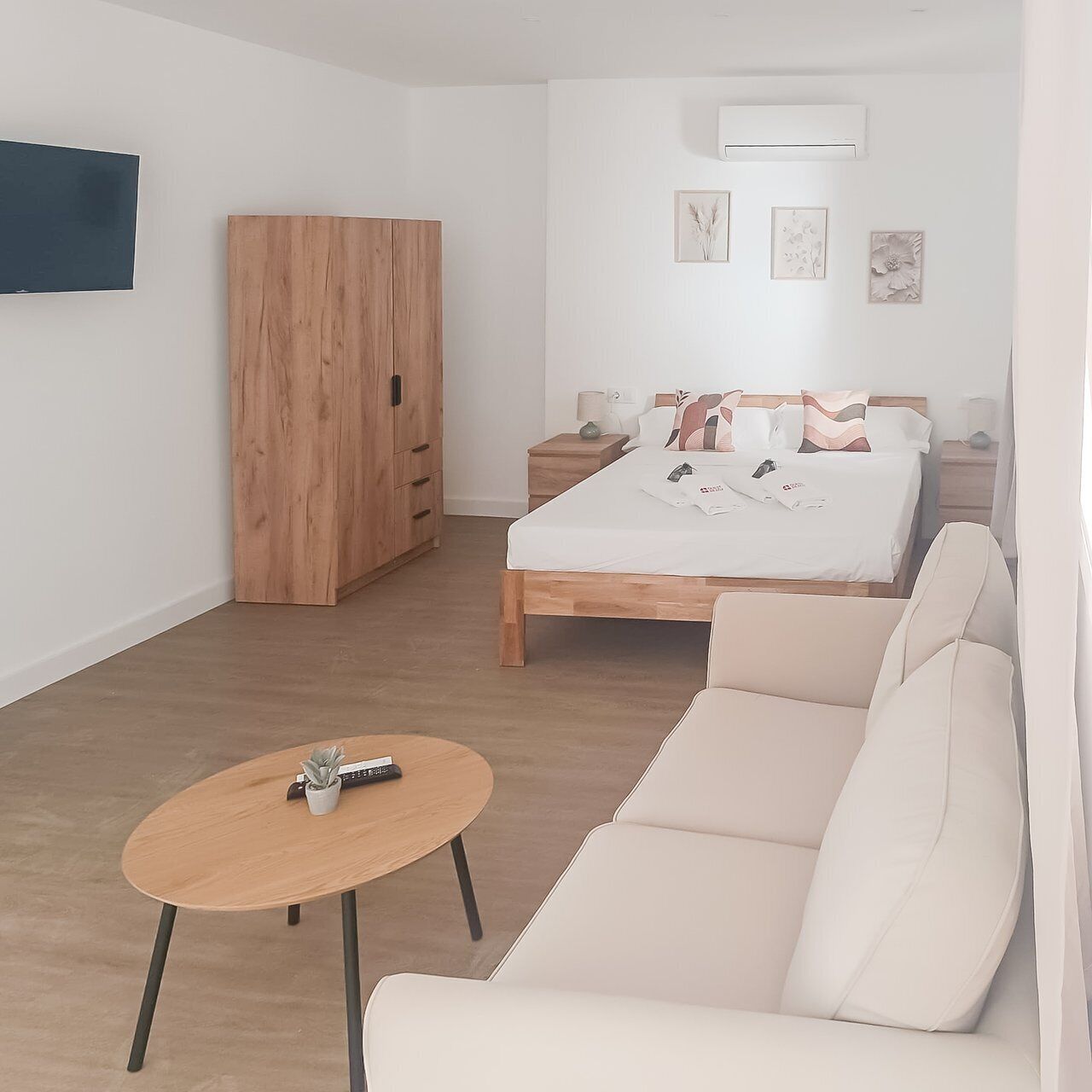Een strijkplank/strijkijzer, reisbedje, gratis wifi, beddengoed
