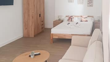 Een strijkplank/strijkijzer, reisbedje, gratis wifi, beddengoed
