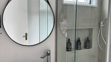 Dusche, Haartrockner, Handtücher, Seife