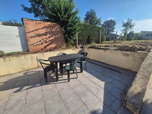Outdoor dining - Charming renovated studio with terrace in Bayeux (Bayeux)