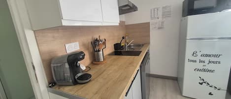 Coffee/tea maker, fridge, microwave, oven