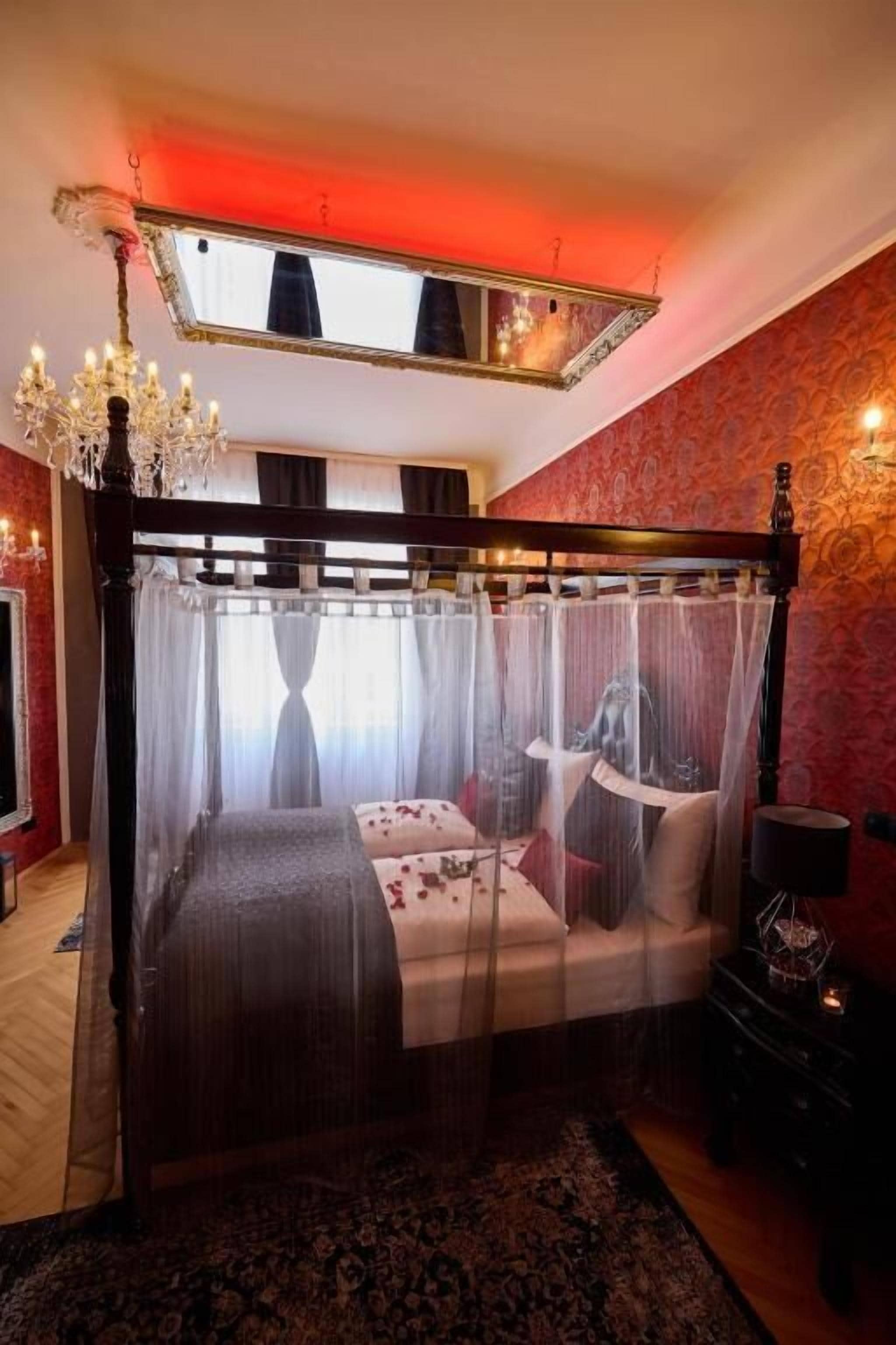 Deluxe Apartment, 1 Katil Raja (King), Non Smoking | Langsir/tirai gelap terus, kalis bunyi, seterika/papan seterika 