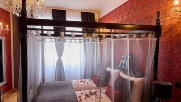 Deluxe Apartment, 1 Katil Raja (King), Non Smoking | Langsir/tirai gelap terus, kalis bunyi, seterika/papan seterika
