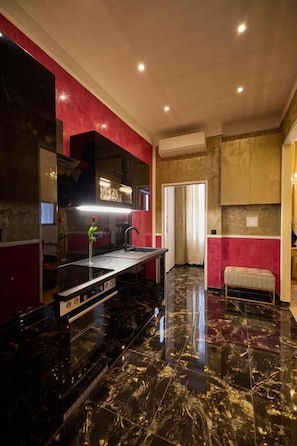 Apartamento luxo, 1 cama King, para não fumantes | Cozinha privada | Máquina de café expresso, cafeteira/chaleira, mesas de jantar