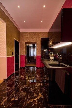Apartamento luxo, 1 cama King, para não fumantes | Cozinha privada | Máquina de café expresso, cafeteira/chaleira, mesas de jantar