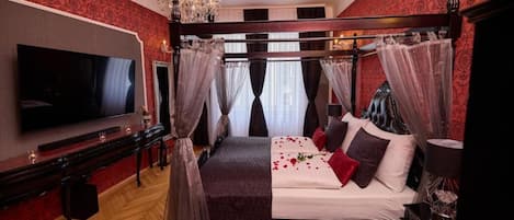 Deluxe Apartment, 1 King Bed, Non Smoking | Blackout curtains, soundproofing, iron/ironing board, free WiFi