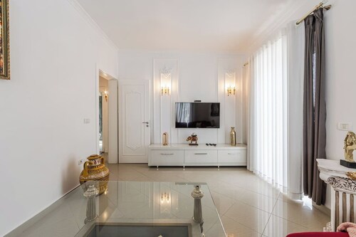 Historic Quarter Stay | 1BR Apartment by PikHost