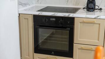Fridge, stovetop, cookware/dishes/utensils, dining table